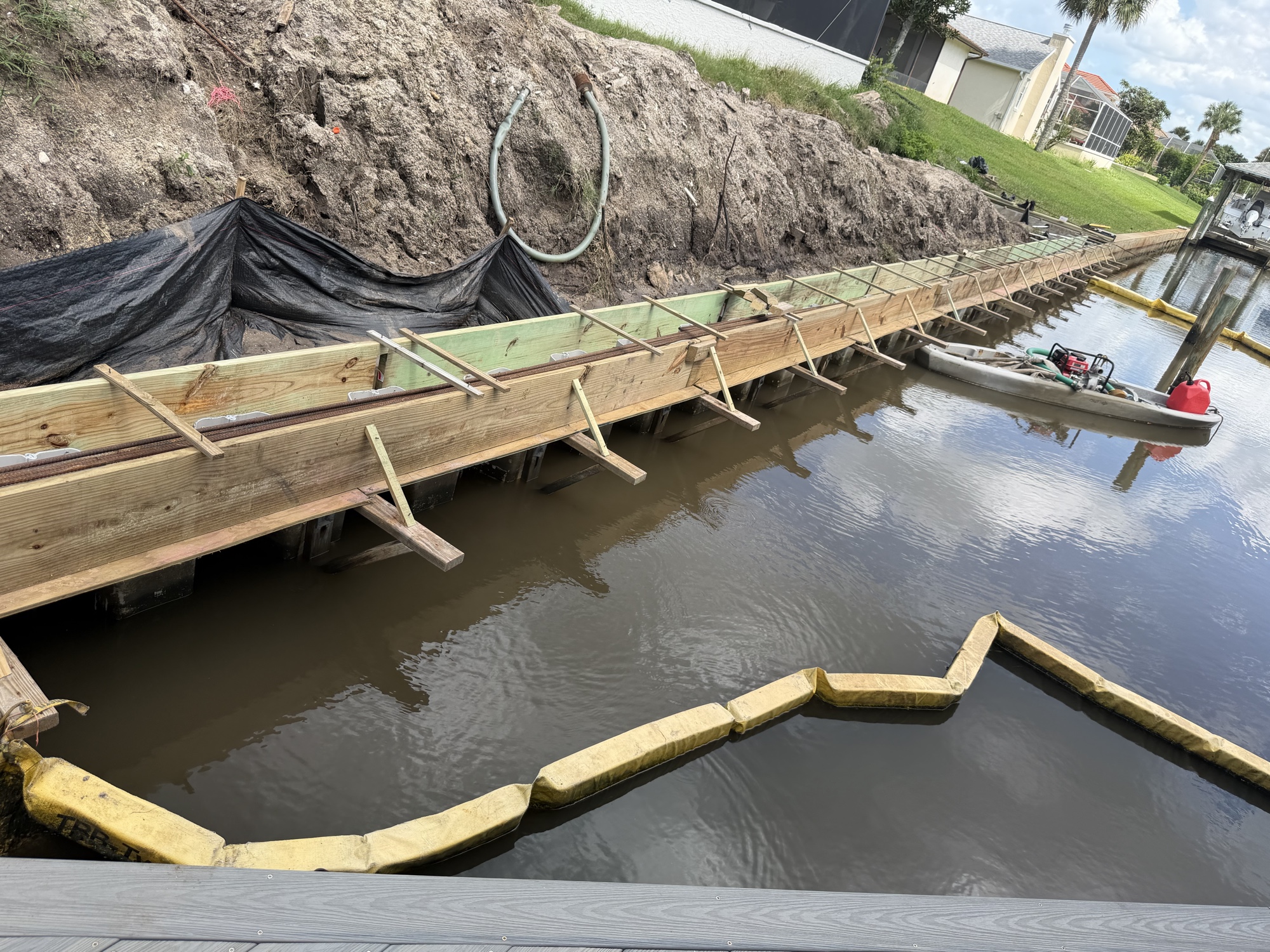 Seawall cap formwork with drainage system